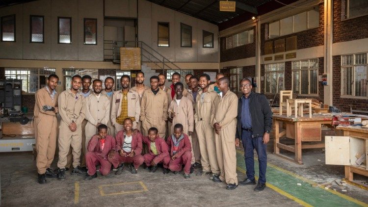 Allievi e insegnanti del laboratorio di falegnameria con (a destra) il direttore della comunità salesiana del Don Bosco Children Center di Addis Abeba, don Yohannes Menghistu. Foto Giovanni Culmone / Gsf
