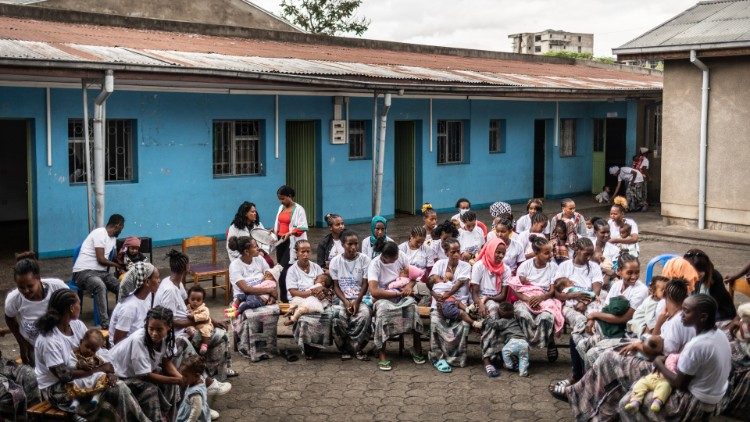 Ancora un immagine del grande cortile del Nigat Center e delle 38 giovani madri, sfollate interne, migranti "di ritorno" o rifugiate, accolte con i loro bambini. Foto Giovanni Culmone / Gsf