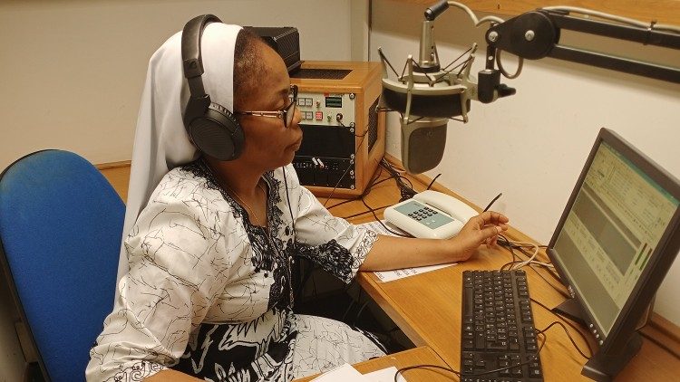 Esercizi pratici di suor Chidalu Georginia Ohalete durante lo stage a Vatican News/ Radio Vaticana con il Progetto Pentecoste