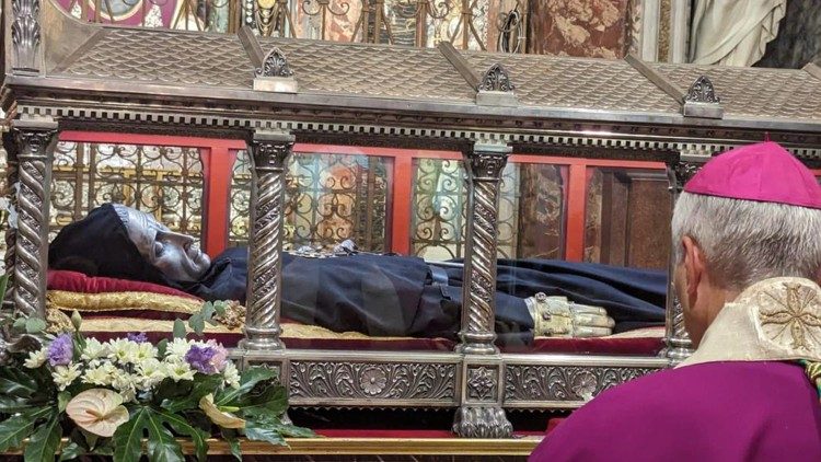 Monsignor Prevost in preghiera davanti alle reliquie di San Nicola da Tolentino