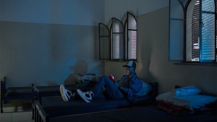Nella Casa del Migrante dei religiosi scalabriniani di San Paolo, Roman Ebimene ha un letto pulito, un bagno, cibo e riceve lezioni di portoghese, oltre a unassistenza legale e psicologica (Giovanni Culmone/Global Solidarity Fund).