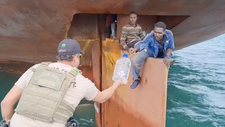 Acqua, pane e zucchero sono state le prime cose che la Polizia federale brasiliana ha dato ai quattro clandestini nigeriani. Roman Ebimene è stato chi si è messo a rischio sporgendosi dalla nave per gridare aiuto (Immagine dal video registrato dalla Polizia Federale Brasiliana).