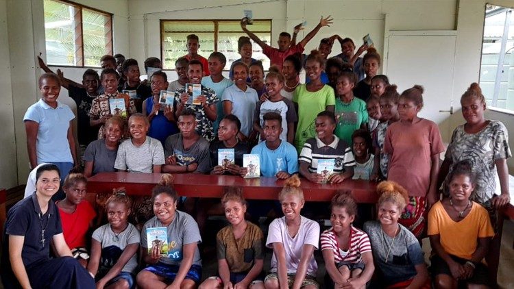 Sr. Veronika ?ibari? with Vincentian Marian Youth on Solomon Islands