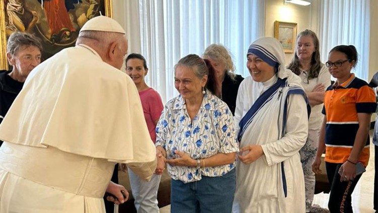 MAP Francis meets with poor women before traveling to Marseille