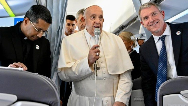 On the flight toward Marseille, the MAP thanked the journalists for their work.
