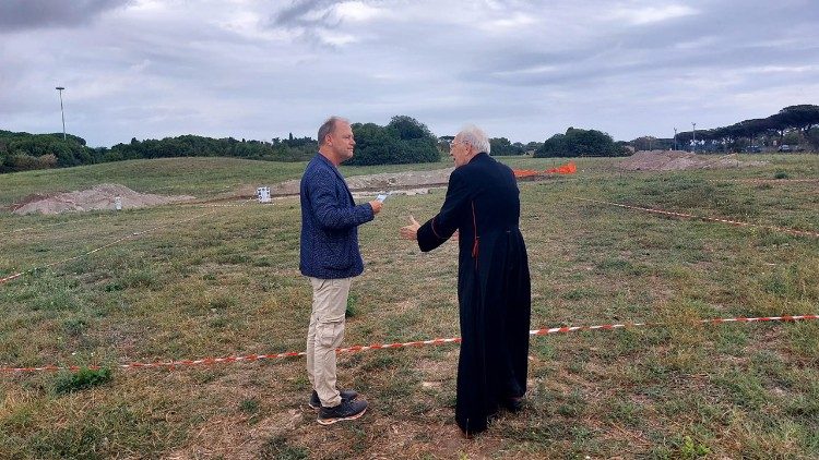 Norbert Zimmermann e il cardinale Giovanni Battista Re, decano del collegio cardinalizio e vescovo di Ostia sul luogo del ritrovamento della basilica