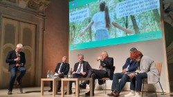 il-cardinale-Zuppi-allincontro-di-Bologna-sulla-Pacem-in-terrisAEM.jpg