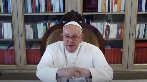 Francisco a universitarios asiáticos: Desarrollen la mística de la mano tendida 