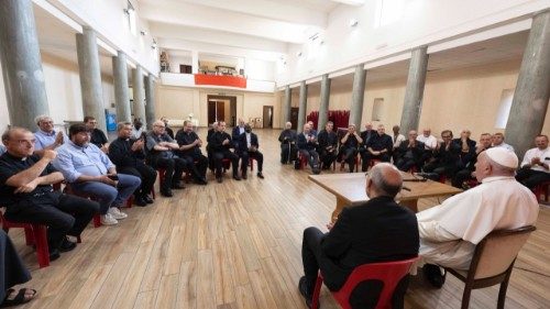 Francisco se reúne con sacerdotes en una parroquia de Roma 