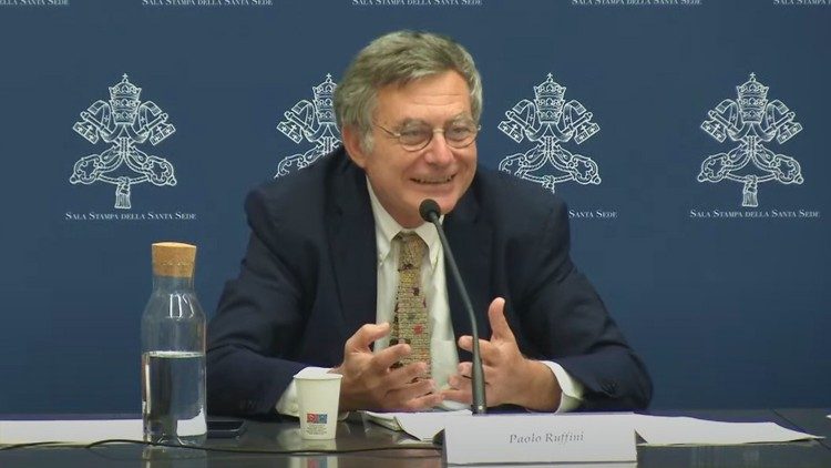 Il presidente della Commissione informazione, Paolo Ruffini, alla conferenza stampa sulla XVI Assemblea generale ordinaria del Sinodo dei vescovi
