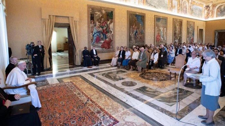 Religious sisters and MAP Francis, photo from UISG web