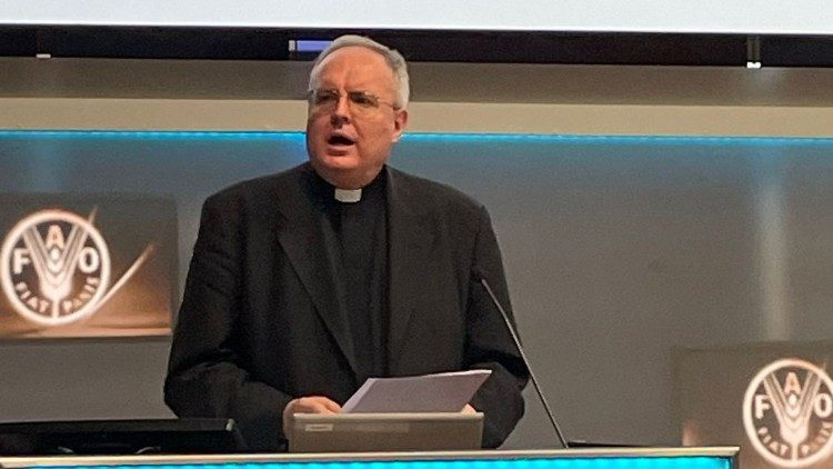 Monsignor Fernando Chica Arellano legge il messaggio del Papa