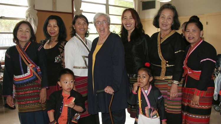 Donne Kmhmu indossano gli abiti che hanno cucito a mano: tutte vogliono una foto con suor Michaela
