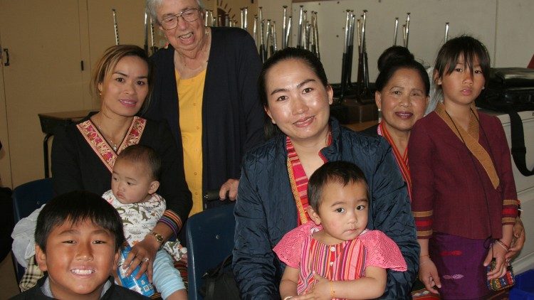 Dopo la Messa, suor Michaela si assicura sempre di parlare con tutti: solo così riesce a sapere cosa succede nella vita degli immigrati Kmhmu