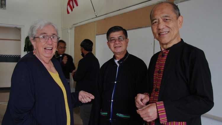 Suor Michaela con due leader della comunità: Manh Phongboupha (a destra) e Chomkeo Maneevorn, rispettivamente presidente e vice-presidente del Centro del consiglio pastorale Kmhmu