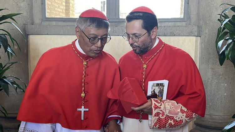 Il neo cardinale Chow di Hong Kong con il cardinale Marengo, prefetto apostolico di Ulaanbaatar in Mongolia