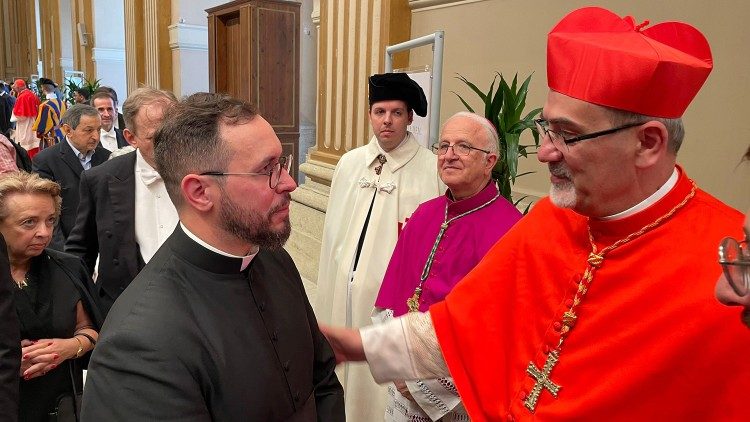 Pizzaballa saluta un sacerdote