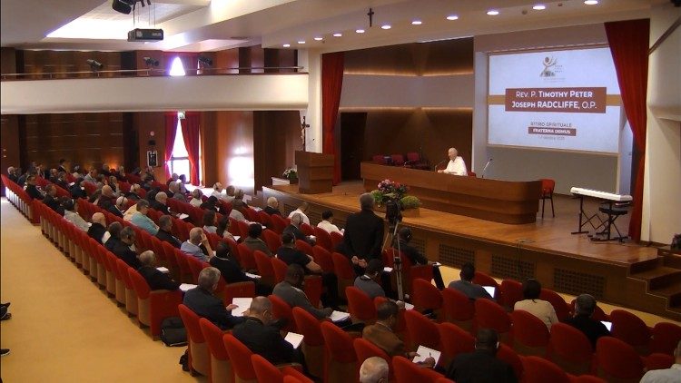 Padre Radcliffe durante una delle meditazioni al ritiro presinodale a Sacrofano
