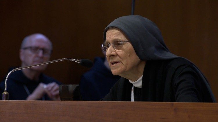 La madre Angelini durante el retiro en Sacrofano