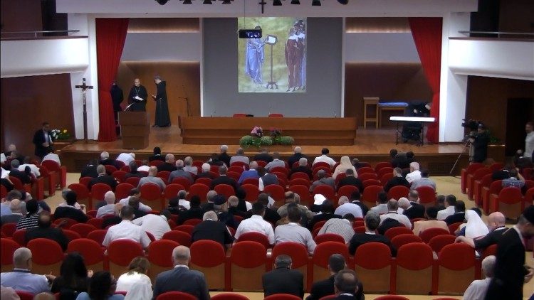 Los participantes en el Snodo escuchan una de las meditaciones del padre Radcliffe 