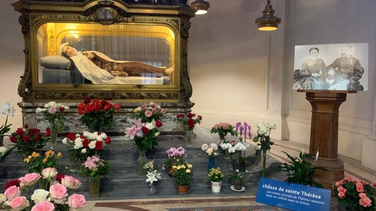 Il luogo di sepoltura di santa Teresa (i suoi resti mortali riposano in una cassa sotto la sua statua)