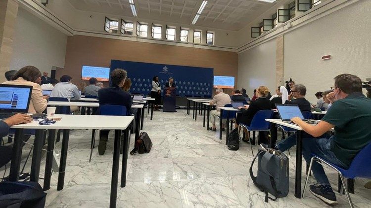 Il briefing in Sala Stampa vaticana