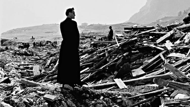 Don Pietro Bez, nuovo parroco di Longarone arrivato 5 giorni dopo la tragedia, davanti alla macerie del paese distrutto