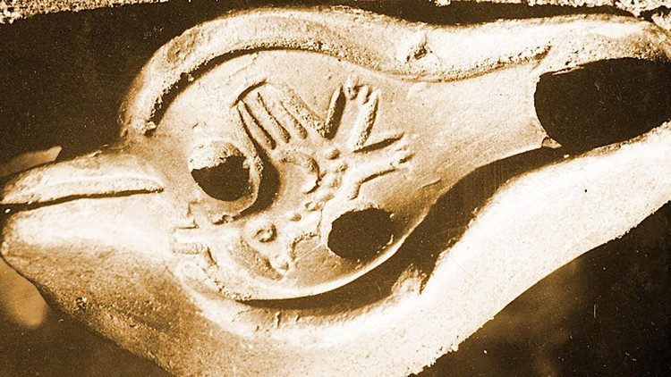 Lucerna del fossore, cioè di chi scavava le fosse sepolcrali e si dedicava alla manutenzione delle catacombe 