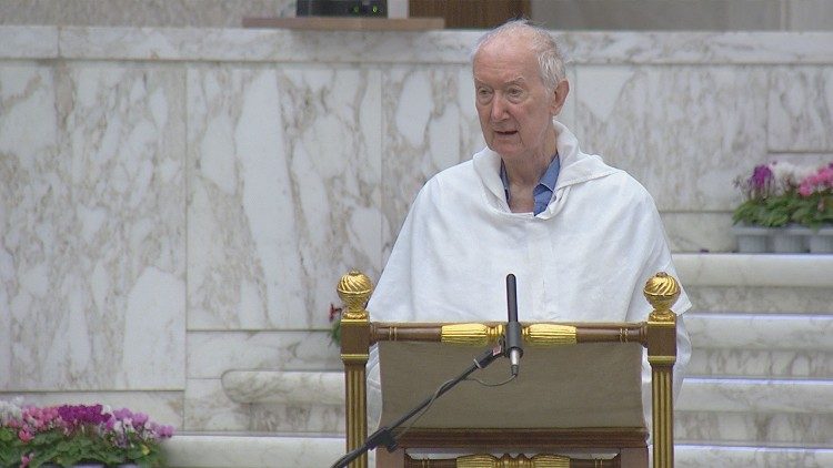 El Padre Timothy Radcliff pronunciando su reflexin durante la Cuarta Congregacin General de la XVI Asamblea General Ordinaria del Snodo de los Obispos.