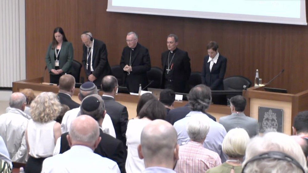 Un' altra immagine del momento di silenzio per le vittime in Israele e a Gaza, durante il convegno alla Pontificia Universit Gregoriana su Pio XII