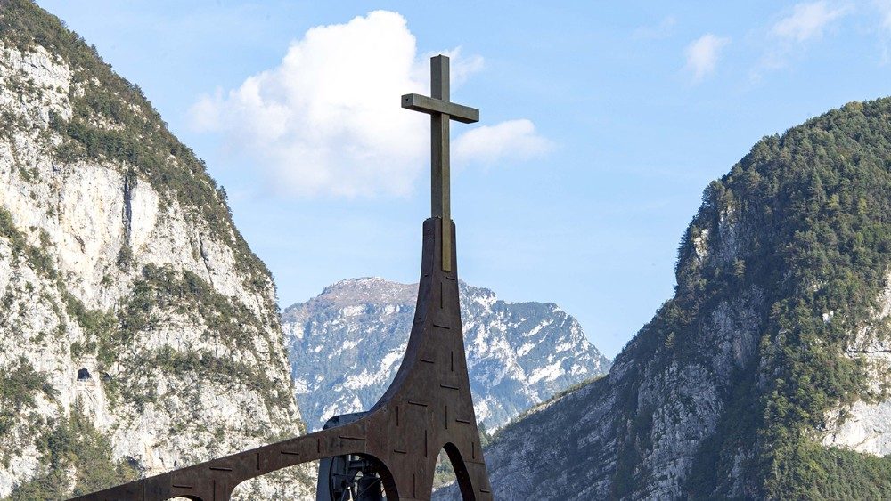 La croce sulla sommit della chiesa ricostruita a Longarone (credit: Manuelbruno Usai)