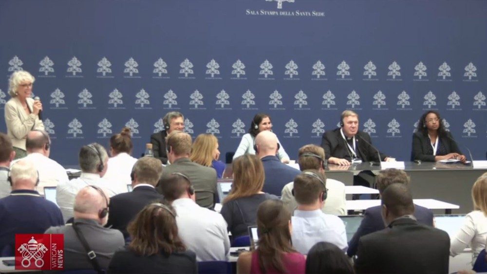 Un momento del briefing del 10 ottobre sul Sinodo, nella Sala Stampa vaticana