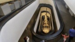 La-barca-di-Pietro-presso-ingresso-musei_GMP3877aem.jpg