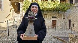 suor_giacomina_con_premioAEM.jpg