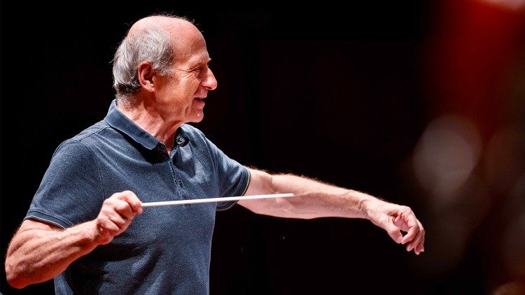 Il direttore Ivn Fischer durante le prove all'Accademia di Santa Cecilia