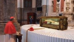 Il-Patriarca-di-Venezia-Moraglia-prega-davanti-alle-reliquie-di-S.-pio-X.jpeg