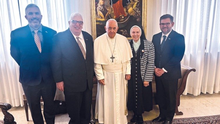 Il Papa nell'incontro con suor Jeannine e i membri di New Ways Ministry (foto ? X - New Ways Ministry)