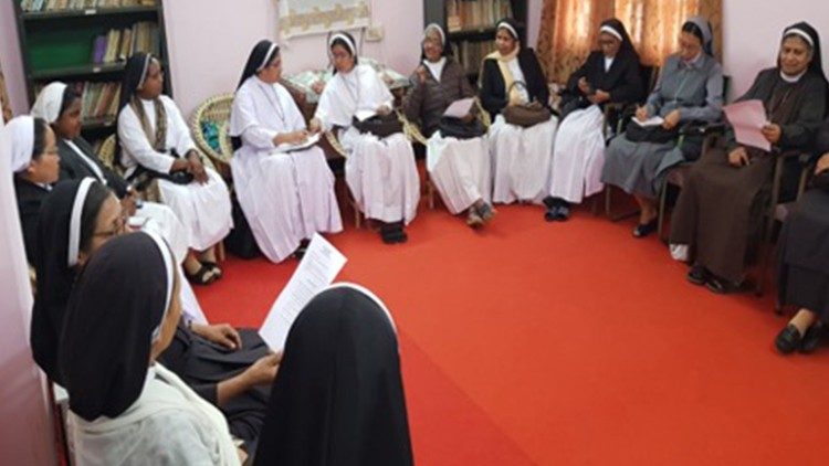 Le religiose riunite in un incontro pre-sinodale