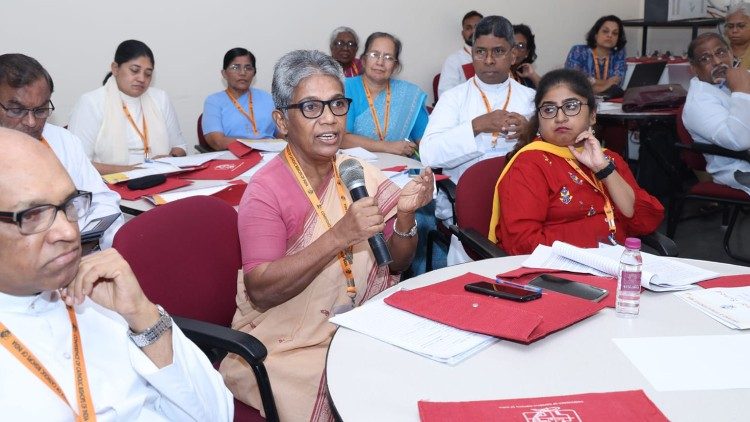 Suor Elsa, segretaria della Conferenza dei religiosi in India, nella sua relazione allincontro sinodale di Bangalore, in India