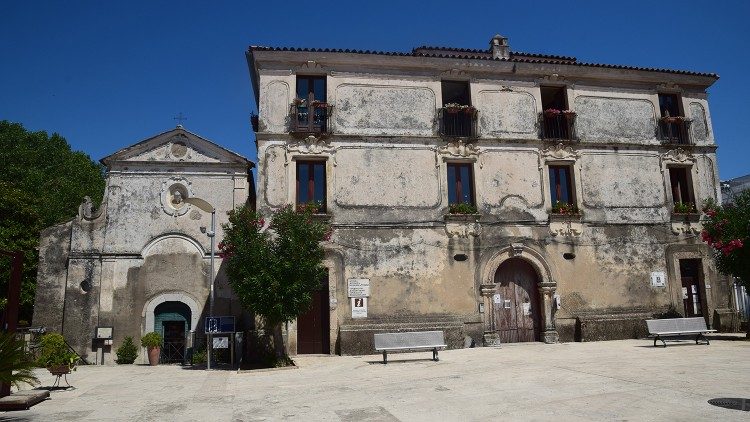 Paestum - Basilica Paleocristiana (Chiesa della S.S. Annunziata) e il palazzo Vescovile