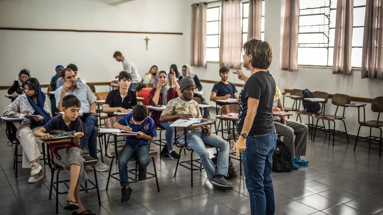 Sia in Missão Paz di San Paolo, sia nel Cibai di Porto Alegre, i migranti hanno acceso a corsi gratuiti di portoghese per superare la prima barriera dellintegrazione: la lingua. (Giovanni Culmone/Global Solidarity Fund)