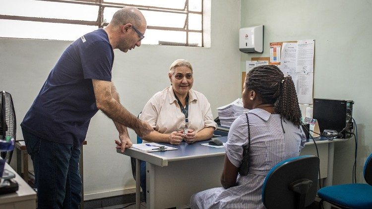Lappoggio psicologico è una priorità per dare unattenzione integrale ai migranti. Le religiose e i sacerdoti della Famiglia Scalabriniana coordinano programmi che supportano il complesso proceso di adattamento a una nuova cultura. (Giovanni Culmone/Global Solidarity Fund)