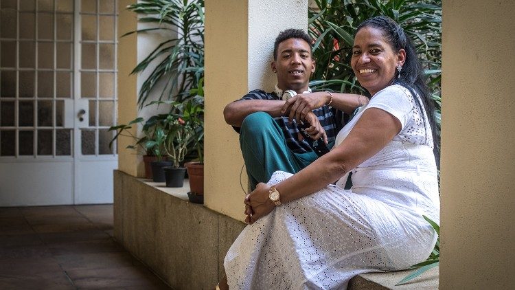 Il figlio minore di Martha María Gavilán è appena arrivato a San Paolo da Cuba. Lesperienza di sua madre lo aiuterà nel processo di adattamento alla nuova cultura che vivono i migranti. (Giovanni Culmone/Global Solidarity Fund)