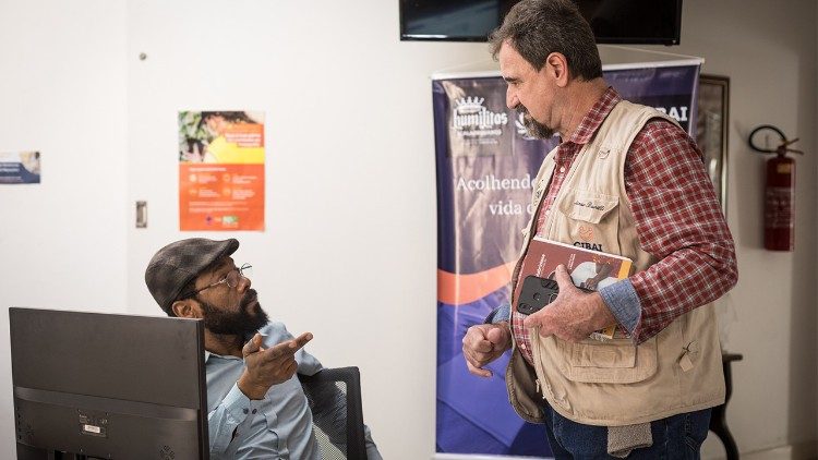 Il padre Adelmar Barilli (a destra) ribadisce che laccoglienza ai migranti ha bisogno di unattenzione integrale. Ogni giorno riceve decine di persone nel Cibai di Porto Alegre. (Giovanni Culmone/Global Solidarity Fund)