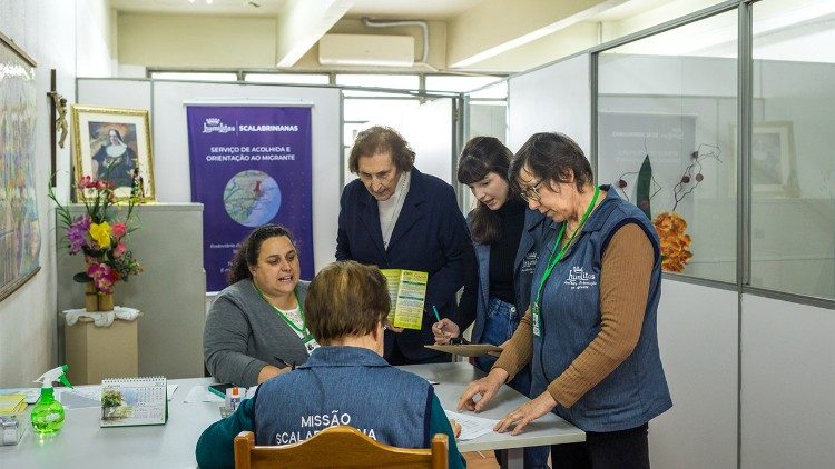 La suora Jakeline Danetti (a sinistra), missionaria scalabriniana, è un membro di Legame, un programa innovatore di attenzione telematica psicologica che accompagna i migranti nella fase di integrazione in Brasile. (Giovanni Culmone/Global Solidarity Fund)