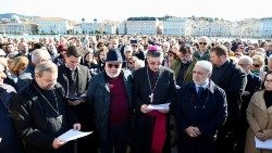 Preghiera-per-la-Pace-Trieste-molo-audace-vescovo-Enrico-Trevisi-3.jpg