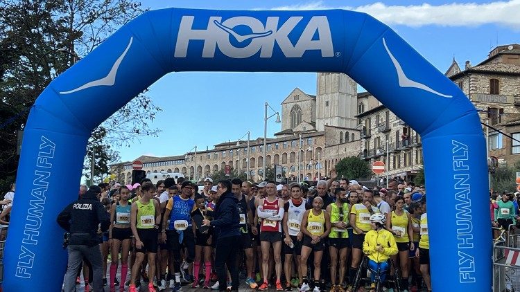 Peregrinacin deportiva de Athletica Vaticana en nombre de San Francisco