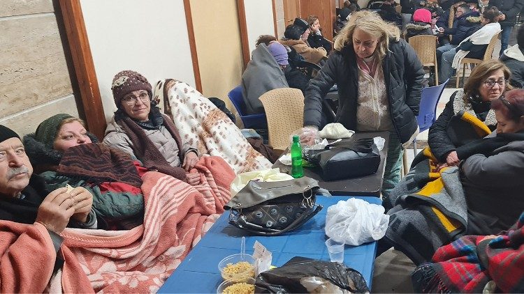 Alcune persone accolte nella parrocchia San Francesco ad Aleppo dopo il terremoto del febbraio scorso