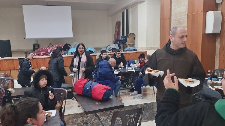 fra Bahjat Karakash con alcuni giovani
