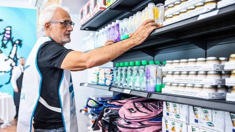 Un volontario di Progetto Arca all'opera nel nuovo Market solidale di Rozzano